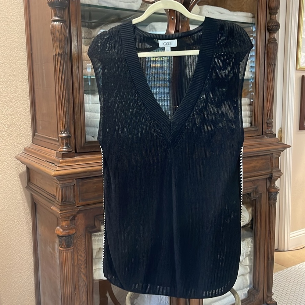 COS knit V neck vest EUC